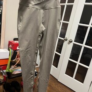 Alphalete cross waist, no front seam, full length leggings